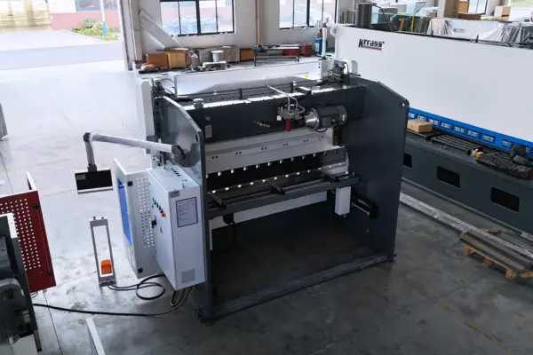 Bending Machine Manufacturer Direct Purchase, MB8-110T3200 DA53Tx 4+1 axis Bending Machine for Sale - Image 4